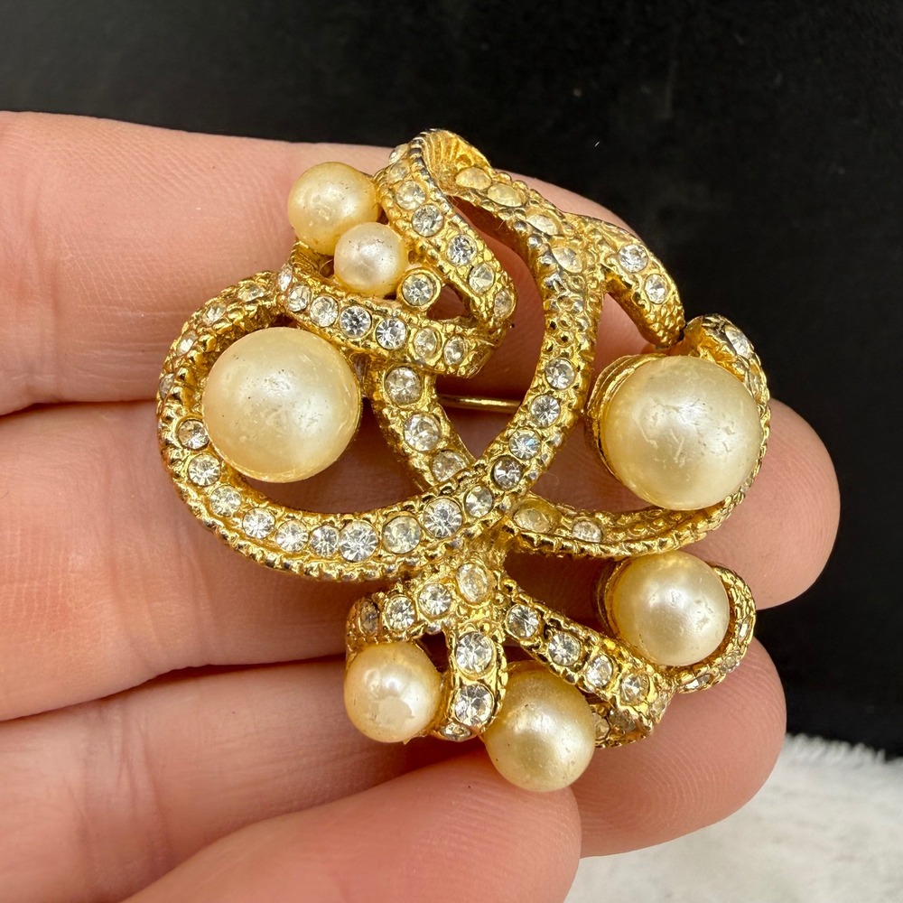 Vintage Goldette Brooch Gold‎ Tone Faux Pearl Rhinestone Ribbon Swirl Womens